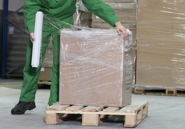 Почему стретч-худ — лучший выбор для транспортировки товара на паллетах