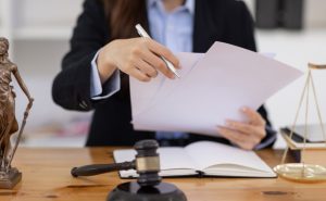 Штатный юрист или аутсорсинг: неочевидная математика безопасности бизнеса в 2026 году