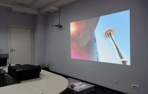 Ультракороткофокусные проекторы: когда экран в 100 дюймов помещается в маленькой гостиной