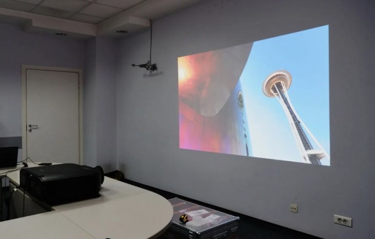 Ультракороткофокусные проекторы: когда экран в 100 дюймов помещается в маленькой гостиной