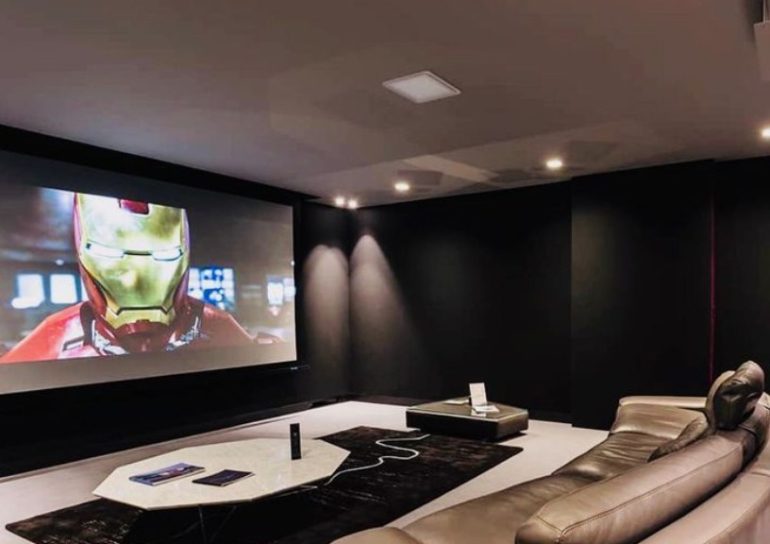 Домашний кинотеатр без телевизора: гид по современным проекторам для гостиной